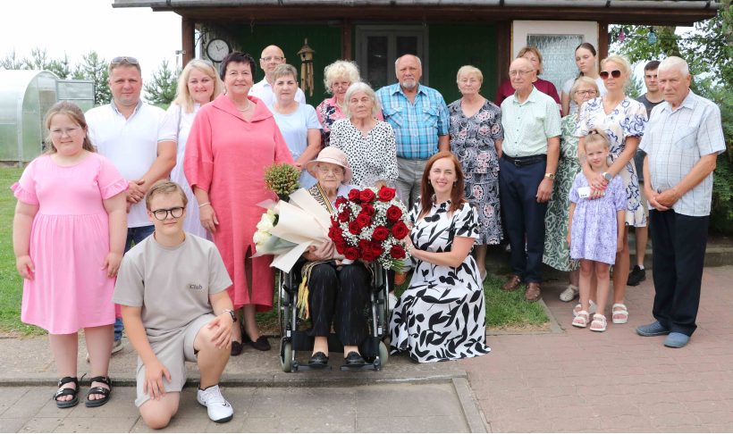 Gulbiniškiuose pasveikinta garbinga 100 metų jubiliejų švenčianti Marytė Barkevičienė