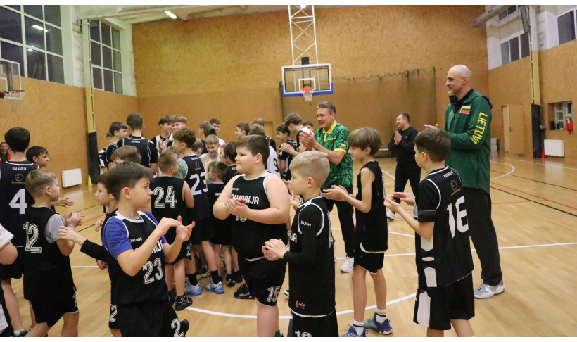 Kalvarijos vaikus aplankė krepšinio legendos Valdemaras Chomičius ir Virginijus Praškevičius