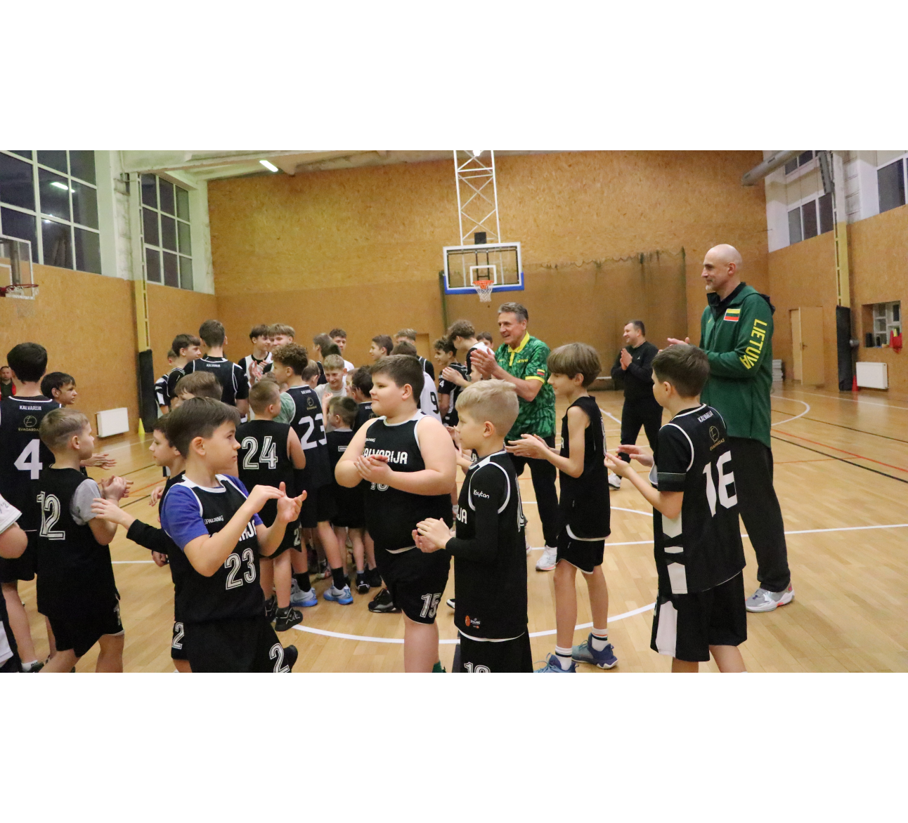 Kalvarijos vaikus aplankė krepšinio legendos Valdemaras Chomičius ir Virginijus Praškevičius