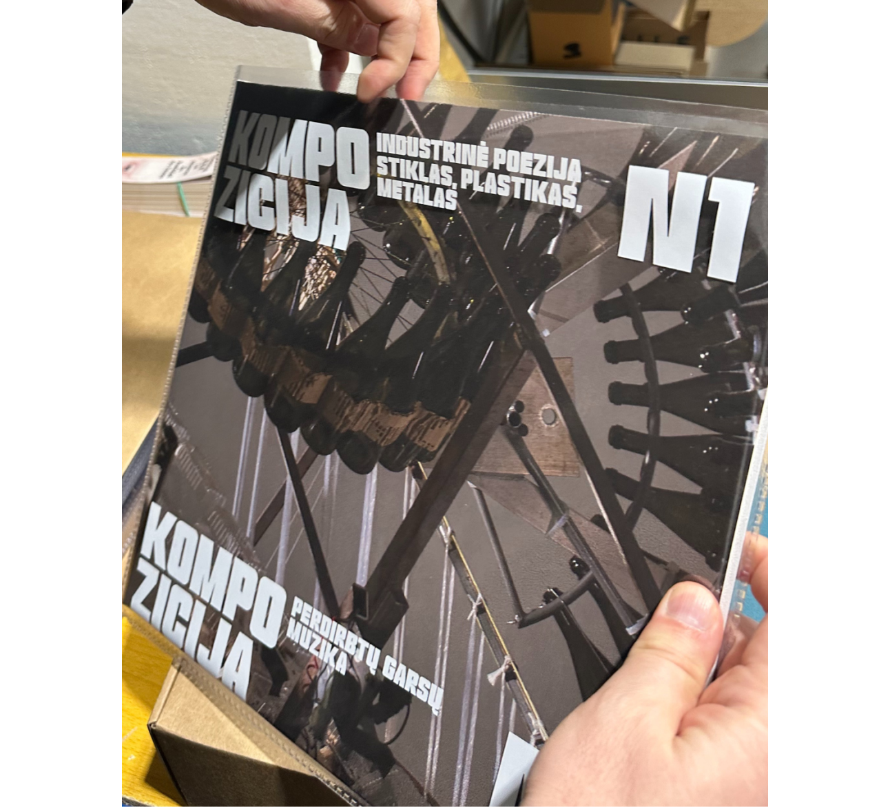„Gamtos ateitis“ tęsia netradicinį projektą – išleista „perdirbamų pakuočių muzikos“ vinilinė plokštelė