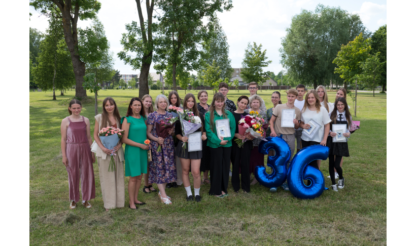 Meno mokyklos baigimo pažymėjimų įteikimo šventė – širdimi jaučiamas triumfas ir nauja pradžia